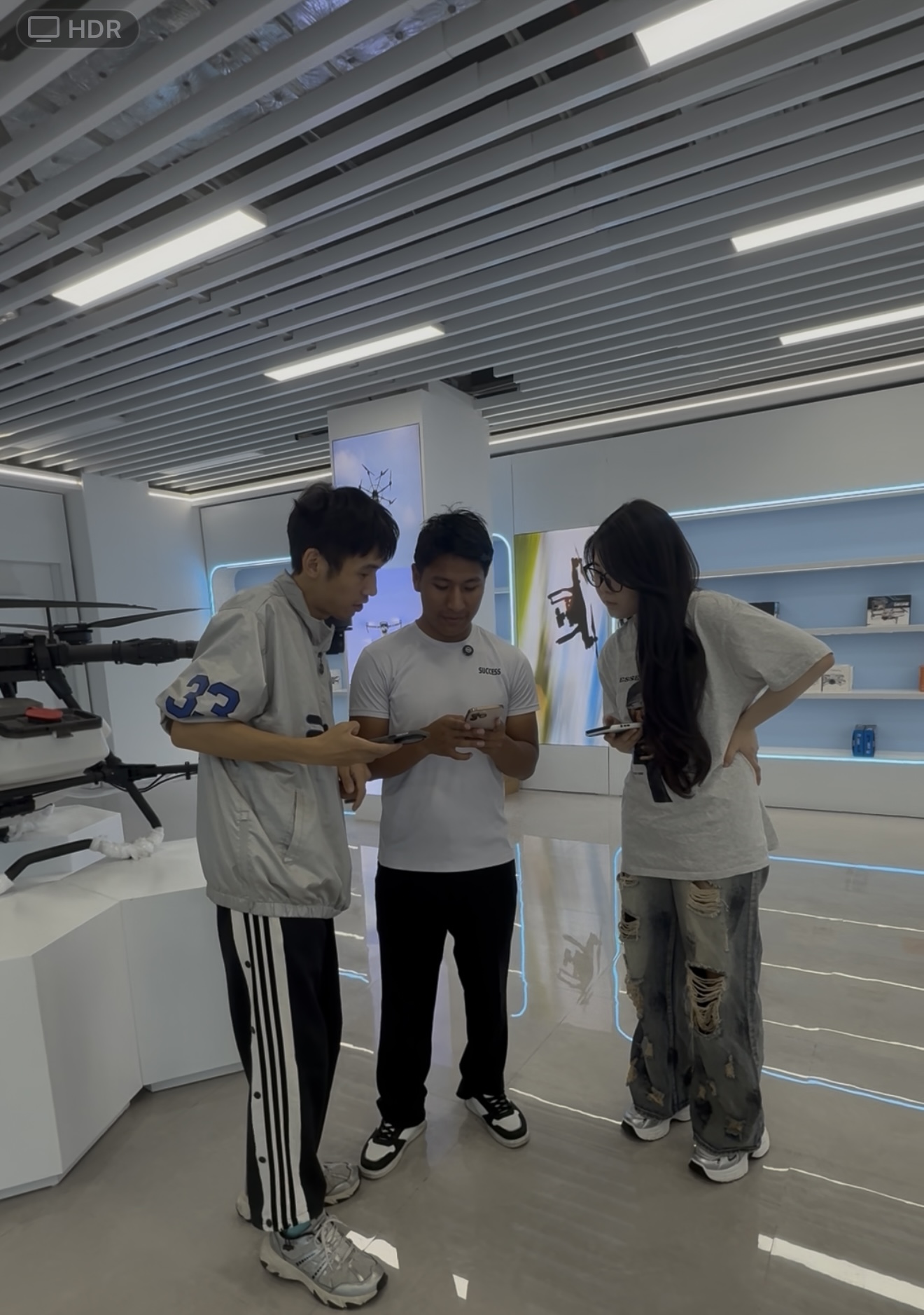 Showroom de tecnología Janbo con drones de última generación